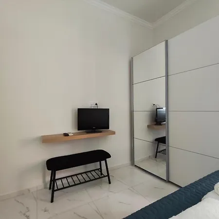 Near & Pefkias Forest -cozy Minimalist Flat *